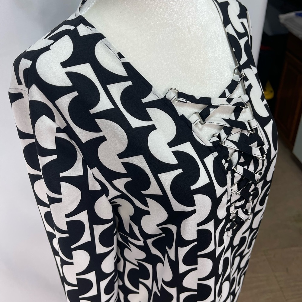 Chico’s geometric print criss cross lace up blouse Chicos size 0 women’s S/4 - Picture 10 of 16